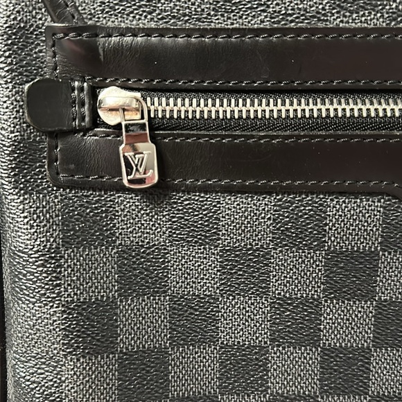 Authentic Louis Vuitton
Damier Graphite Shoulder Bag MM Messenger bag - Picture 5 of 13